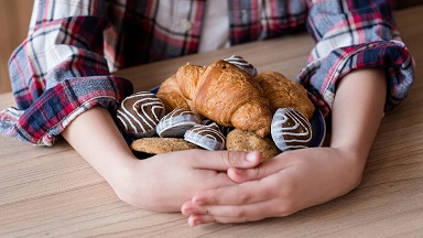 CÓMO IDENTIFICAR LA ADICCIÓN A LA COMIDA: SÍNTOMAS Y SOLUCIONES