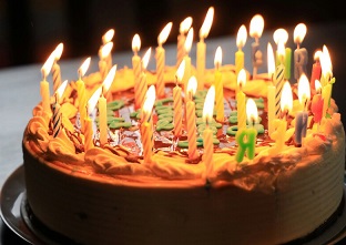 LA HISTORIA DE LA CELEBRACIÓN DE CUMPLEAÑOS: ORIGEN Y EVOLUCIÓN DE UNA TRADICIÓN UNIVERSAL