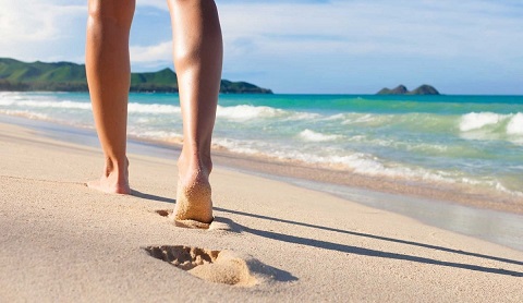 BENEFICIOS PARA LA SALUD DE CAMINAR DESCALZO SOBRE LA TIERRA O LA ARENA